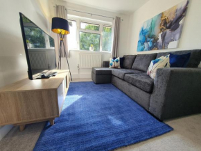 Lovely 2 - Cozy Retreat Modern 2-Bedroom Flat in Bedfordshire with Fully-Equipped Kitchen and Relaxing Living Space